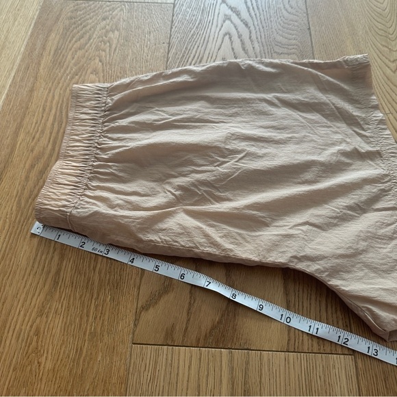 Aritzia TNA Claremont running Shorts in Sand Bluff - S - Picture 7 of 12